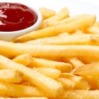 Salsa.- Una salsa de tomate que acompaña una porción de papa.