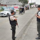 Uniformados de la Policía Nacional patrullan las calles y resguardan el control en Daule.