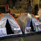 Jerusalem (-), 21/01/2024.- Families and supporters of Israeli hostages held by Hamas, put up tents camp during a protest calling for the immediate release of Israeli hostages held by Hamas in Gaza, outside of Prime Minister Benjamin Netanyahu"s residence in Jerusalem, 21 January 2024. According to the Israeli army, 133 Israelis are still being held hostage by Hamas in Gaza. (Protestas, Jerusalén) EFE/EPA/ABIR SULTAN