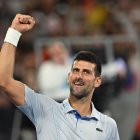 Novak Djokovic festeja tras su victoria aplastante ante Adrian Mannarino.