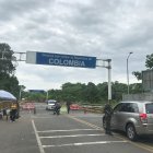 Algunos vehículos pasan por el puente fronterizo sobre el río Mataje, pese a la prohibición de circulación.