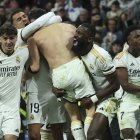 El defensa del Real Madrid Dani Carvajal (c) celebra con sus compañeros su gol ante el Almería.
