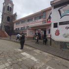 En unidades educativas de Sígsig se vio presencia de la Policía Nacional al momento del ingreso de los estudiantes.