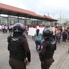 Mientras esto ocurría personal de la Policía Nacional y de la ATM trataban de controlar la situación.