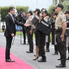 El presidente Daniel Noboa durante la entrega de equipos de seguridad a las fuerzas policiales.