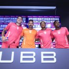 El DT Javier Gandolfi (c) junto a Renzo López (i) y los hermanos Romario y Renato Ibarra (d).