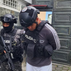 Fotografía cedida por la Policía Nacional de Ecuador de Carlos Arturo Landázuri, apodado "Comandante Gringo", mientras es capturado para ser entregado a autoridades colombianas, hoy en Ibarra (Ecuador).