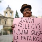 Una persona sostiene un cartel durante una protesta para exigir justicia por el asesinato de la concejala Juana Quispe en 2012, el 3 de enero de 2024, en La Paz (Bolivia).
