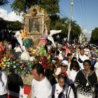 Devotos católicos dominicanos participan de una procesión para venerar a la Virgen de la Altagracia, "madre espiritual y protectora" del país, en la zona colonial en Santo Domingo (República Dominicana).