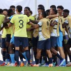 AMDEP4440. CARACAS (VENEZUELA), 20/01/2024.- Jugadores de Ecuador celebran ante Colombia hoy, en un partido del Torneo Preolímpico Sudamericano Sub-23 en el estadio Nacional Brígido Iriarte en Caracas (Venezuela). EFE/ Miguel Gutiérrez