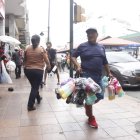 Bahía.- En Guayaquil, en la avenida Olmedo, vendedores informales, vocean sus productos.