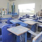Las bancas de los planteles están llenos de polvo y en mal estado ante la no presencialidad