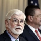 Fotografía de archivo del asesor presidencial especial de EE.UU para las Américas, Christopher Dodd (i)