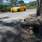 Baches y agujeros marcan este tramo de la Gaspar de Carvajal, en Tumbaco. Moradores piden que se repare la capa asfáltica en la totalidad de esta transitada vía.