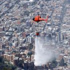 Un helicóptero participa en labores de extinción de los incendios en los cerros orientales de Bogotá (Colombia).