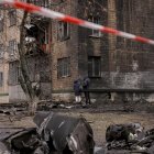 Kiev. Dos personas recorren sector atacado ayer por fuerzas rusas.