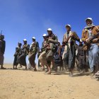 Miembros recién reclutados del ejército popular de los hutíes marchan durante una reunión al final de un entrenamiento militar, en las afueras de Saná, Yemen, el 22 de enero de 2024.