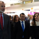 El presidente Daniel Noboa (centro), junto a los reyes de España.