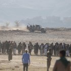 Miembros de tribus leales a los hutíes asisten a una reunión para miembros recién reclutados del ejército popular de los hutíes al final de un entrenamiento militar, en las afueras de Saná, Yemen, el 22 de enero de 2024.