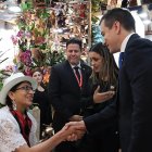 Visita. El presidente durante su llegada al stand de Ecuador, en España.
