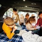 Usualmente se busca formas para que los niños no estén inquietos en el viaje, pero esa distracción tiene consescuencias