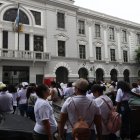 Familiares de reclusos alzan la voz contra presuntos abusos en el sistema carcelario