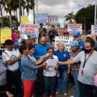 Trabajadores públicos participan en la tercera jornada de protestas del año para exigir mejoras en sus salarios hoy, en Caracas (Venezuela).