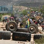 Afines al expresidente de Bolivia Evo Morales (2006-2019) bloquean una carretera como medida de presión exigiendo la renuncia de magistrados, en Cochabamba (Bolivia.)