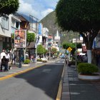 Baños. Esta calle normalmente concurrida por turistas, se encuentra vacía ante la inseguridad que vive el país.