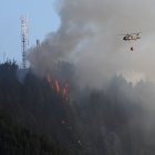Un helicóptero combate este miércoles 24 de enero de 2024 un incendio forestal en el cerro El Cable, en Bogotá (Colombia).