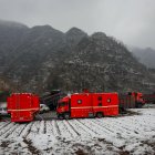 Personal de rescate se instala en campamentos provisionales.