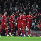 El delantero colombiano Luis Díaz (c) marcó el gol del Liverpool en la casa del Fulham.