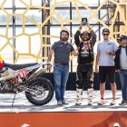 Juan José Puga (c) al concluir el exigente rally Dakar