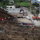 Rescatistas trabajan en la búsqueda de víctimas de un alud, en Alausí (Ecuador), en una fotografía de archivo.