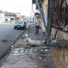 Bus causó que un poste de luz se afectara