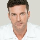 Axel tiene 47 años.