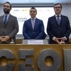 El presidente de Ecuador, Daniel Noboa (c), junto al ministro de Economía, Carlos Cuerpo (i); y el presidente de la CEOE, Antonio Garamendi (d) antes del Encuentro Empresarial España-Ecuador