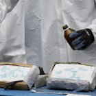 Referencial. Un operario rocía reactivos químicos sobre dos bloques de cocaína para corroborar que se trata de droga.