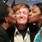 Una foto del recuerdo del productor junto a las cantantes Liz Mitchell y Marcia Barret, de Boney M.