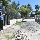 Obra . Tras un año los vecinos aún esperan la construcción del muro. Las viviendas que resultaron afectadas aun no terminan de reparar los daños que causó la inundación.