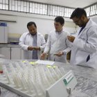 Expertos. Jonathan Coronel, Rómulo Salazar y Eduardo Chávez, en el Laboratorio de Suelo de la Espol.