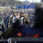 Los agricultores franceses bloquean la autopista A9 durante una manifestación en Nimes, región de Occitania, en el sur de Francia, el 25 de enero de 2024.HORCAJUELO