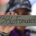 Detalle de un letrero sostenido por una mujer, que denuncia 386 feminicidios, durarante una marcha por el Día de la Mujer en Honduras, frente a la sede del Parlamento, en Tegucigalpa (Honduras).