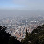 Fotografía de una capa de humo sobre la ciudad ocasionada por un incendio forestal hoy, en Bogotá (Colombia).