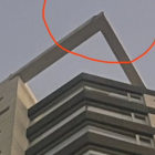 El material se habría desprendido desde el último piso del edificio