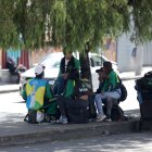 Trabajadores en Quito buscan la sombra durante las horas de altas temperaturas en la capital