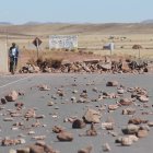 Indígenas aparecen junto a una carretera en Tiwanacu (Bolivia), que ha sido bloqueada.