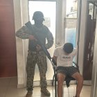 Militares custodian a Jeremy Joel Zambrano Gonzalez, líder de la banda narcoterrorista Mafia 18, que opera en el sur de Guayaquil.