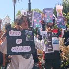 El grupo de deliverys protestó frente a la Gobernación del Azuay.