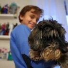 El niño Javier Bañuelos, trasplantado, posa junto a su mascota de terapia.
